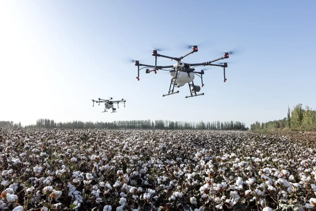 drohnen in der landwirtschaft mit tank für sprühmittel